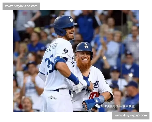 贝林杰轰三分炮 + 暖心互动！扬基 10-1 屠杀光芒，“贝爷” 点燃全场激情