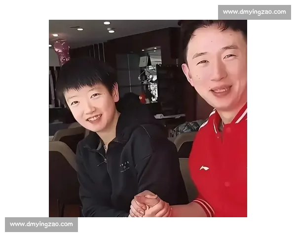 孙颖莎背部力量惊爆体坛!张煜东直播自叹不如:掰手腕我认输 孙颖莎背部力量惊爆体坛!张煜东直播自叹不如:掰手腕我认输