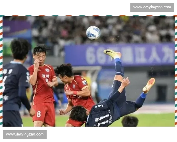 泰州球迷误闯徐州专列被 “宠成家人”：一场跨越球场的温情邂逅